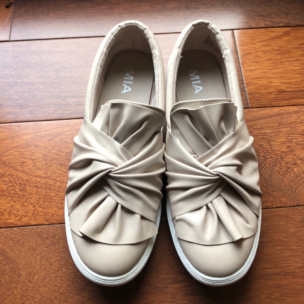 MIA brand shoes. Size 9